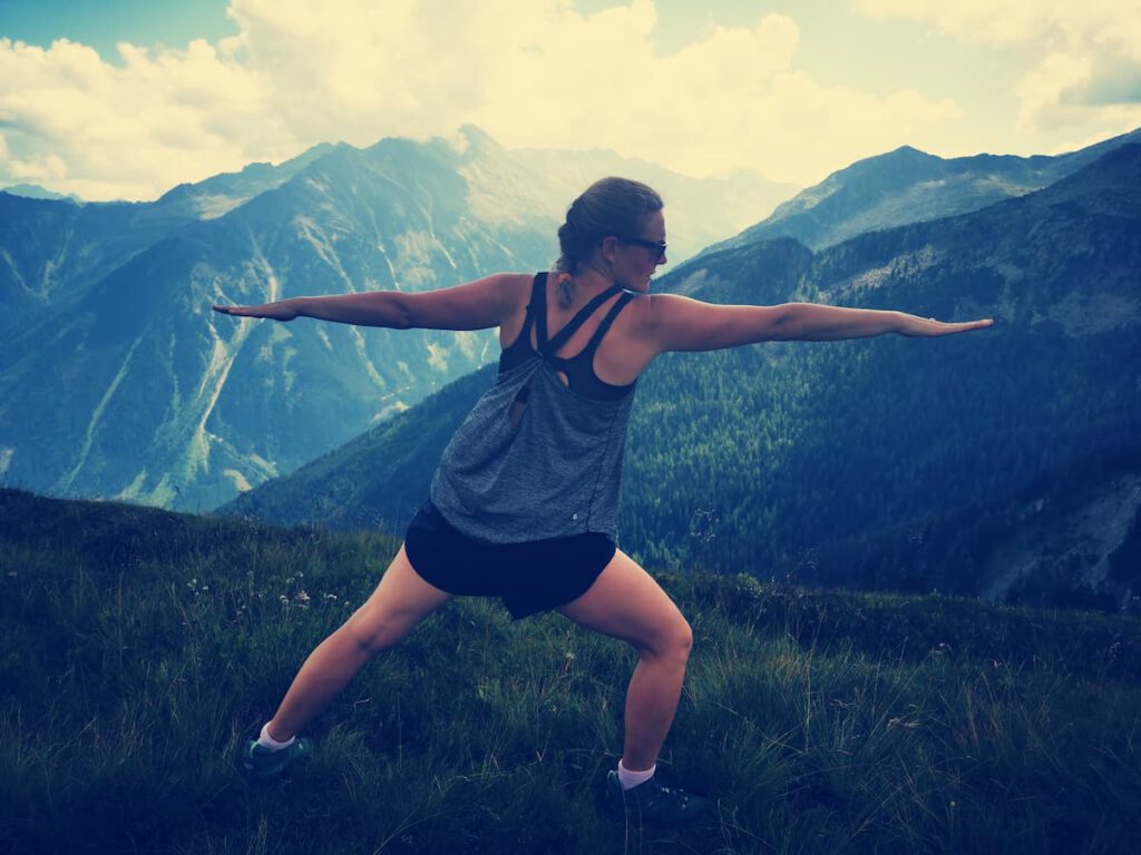 Sandra Ullrich beim Yoga auf einem Berg