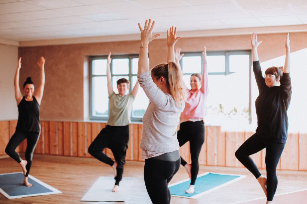 Gruppenübung Yoga an der Ostsee